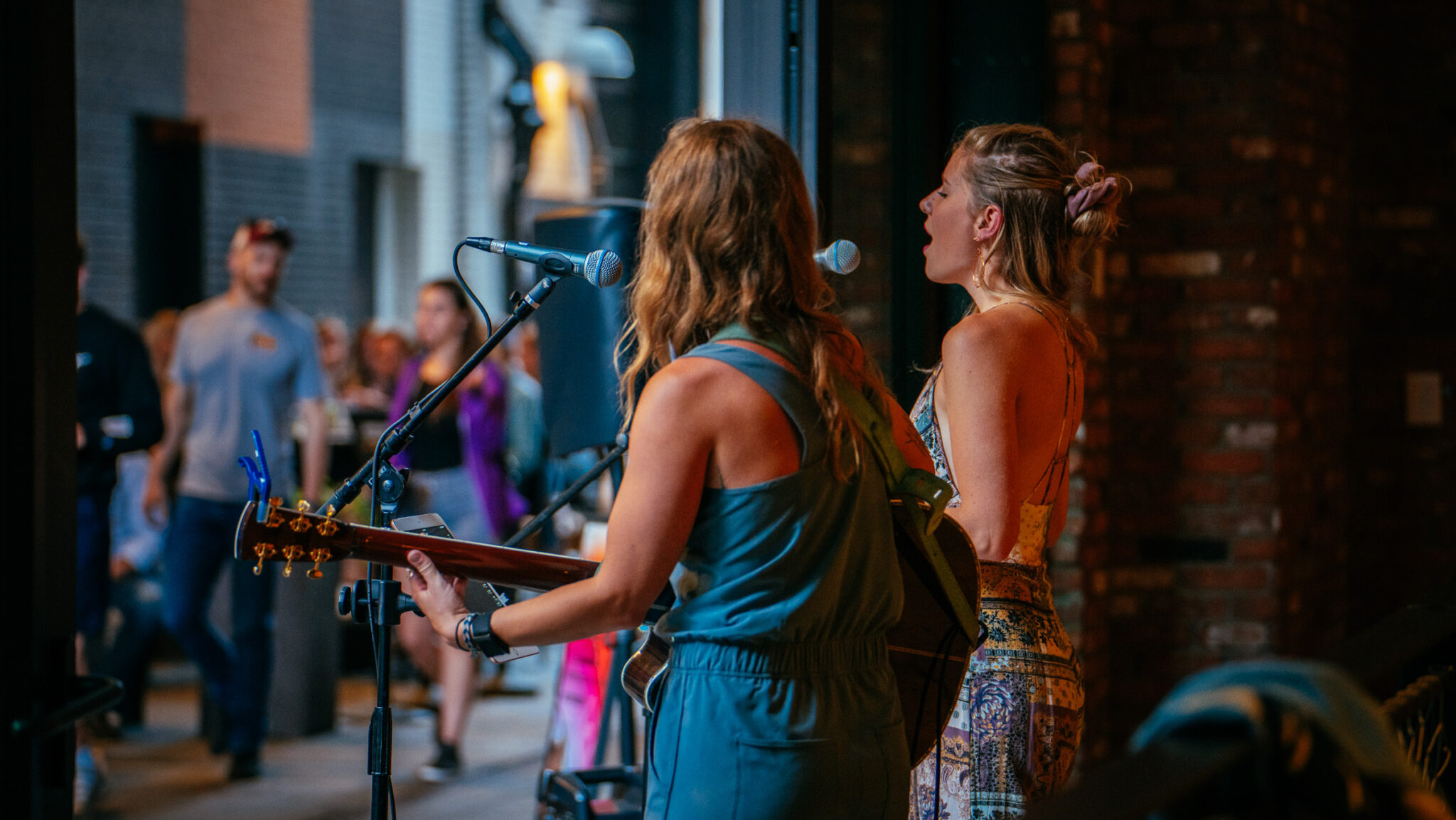 artists singing in the dairy block alley